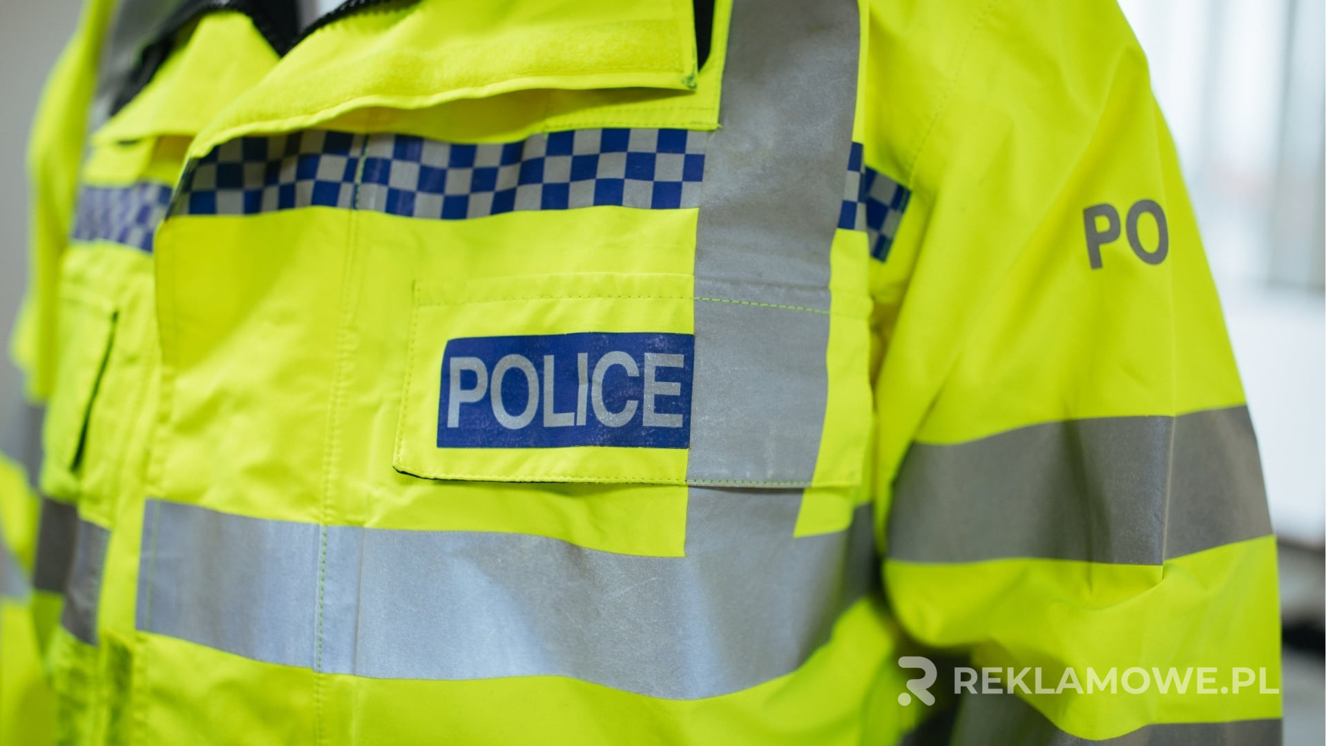 Kurtka reklamowa w jaskrawych kolorach przyciągająca uwagę