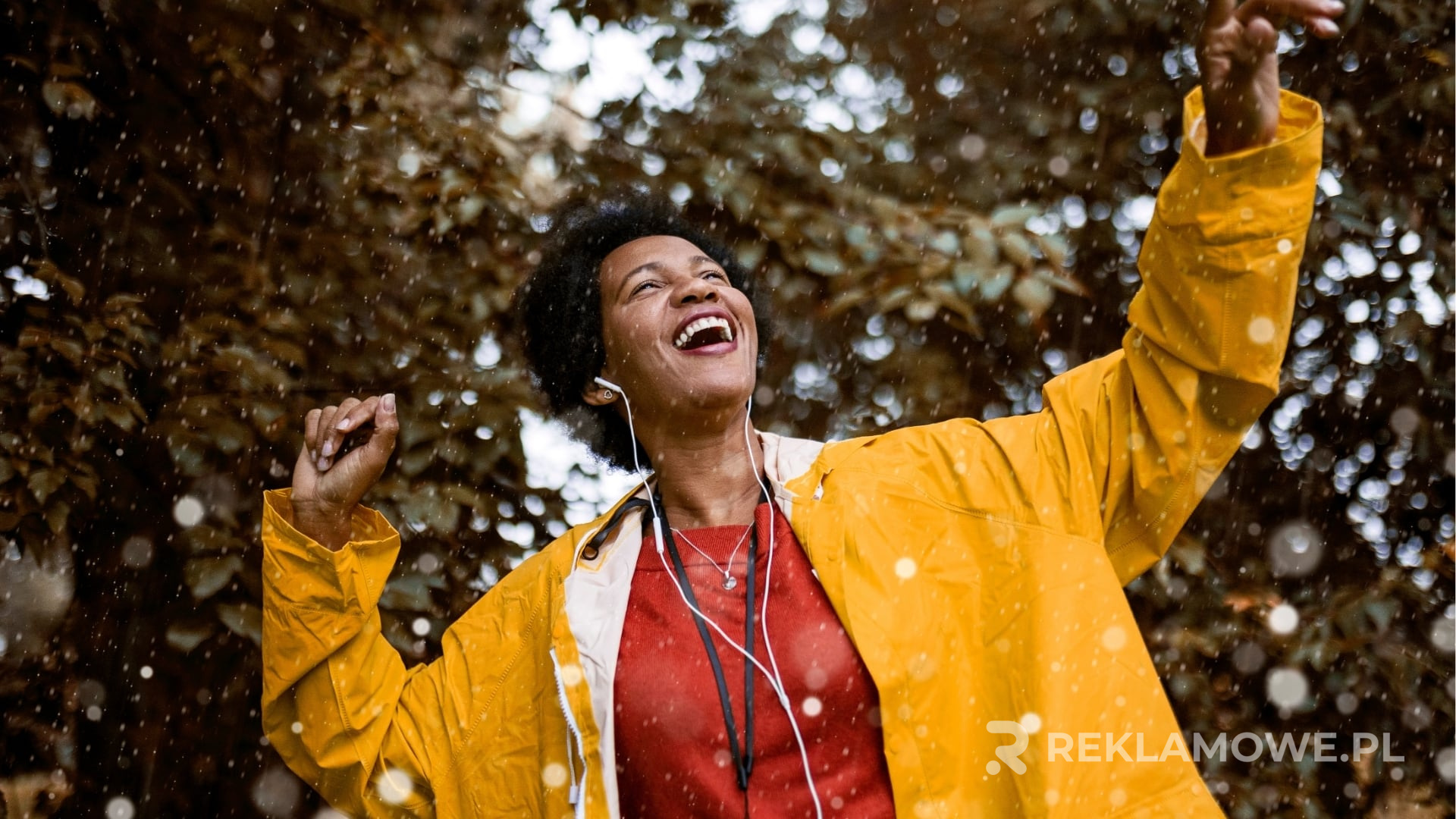 Osoba nosząca reklamową kurtkę zimową