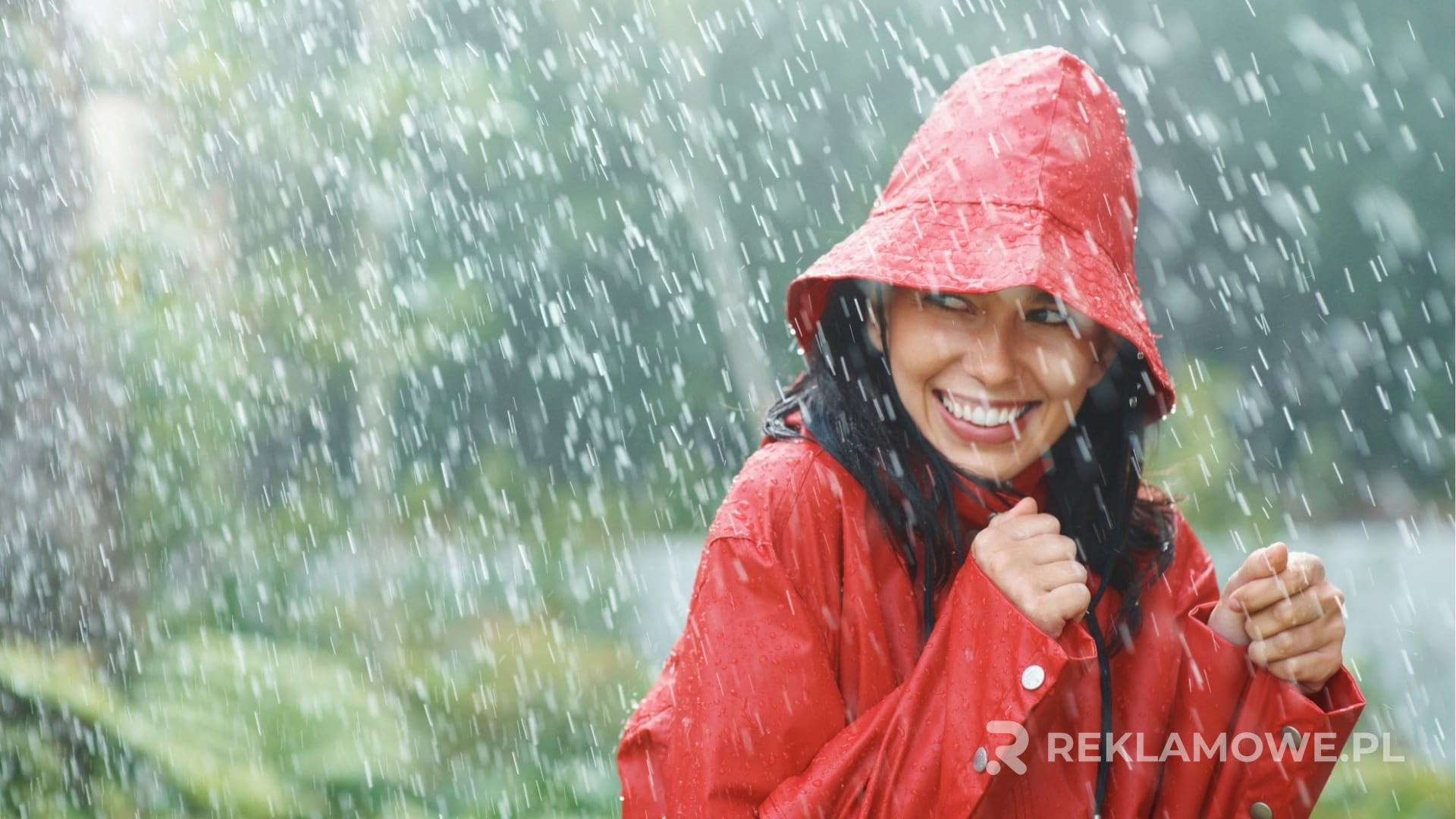 Kurtka reklamowa z logo firmy na tle miejskim