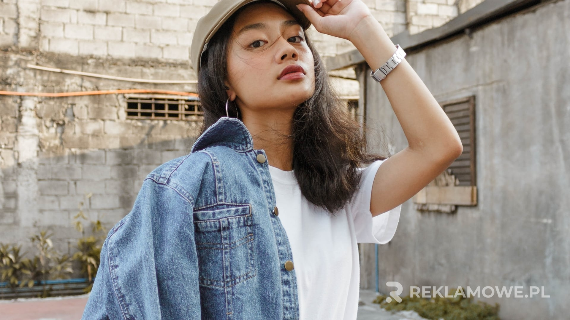 Kurtka reklamowa używana w ramach strategii CSR firmy