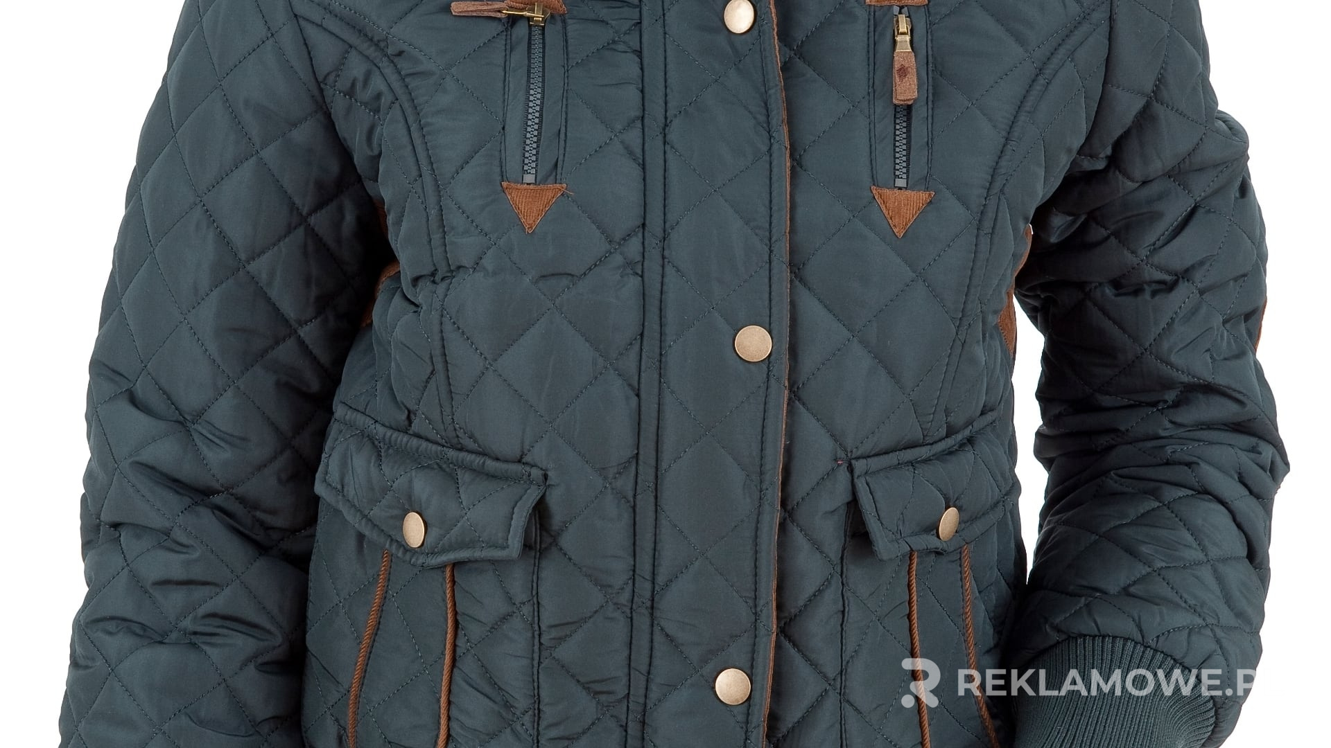 Osoba analizująca ROI z inwestycji w kurtki reklamowe